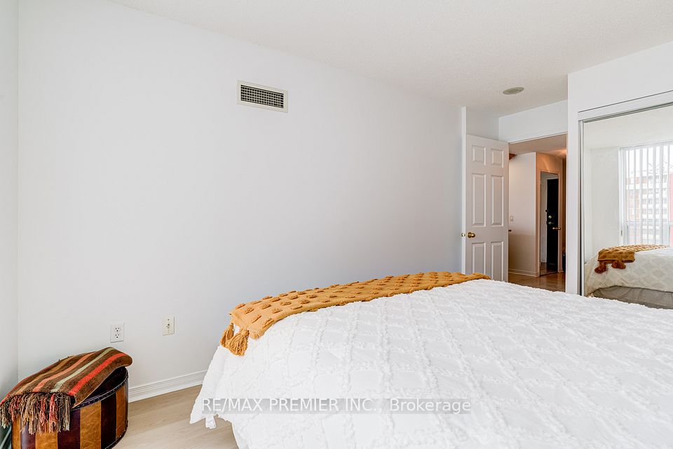 15 Michael Power Place PH06, Toronto, ON M9A 5G4 17