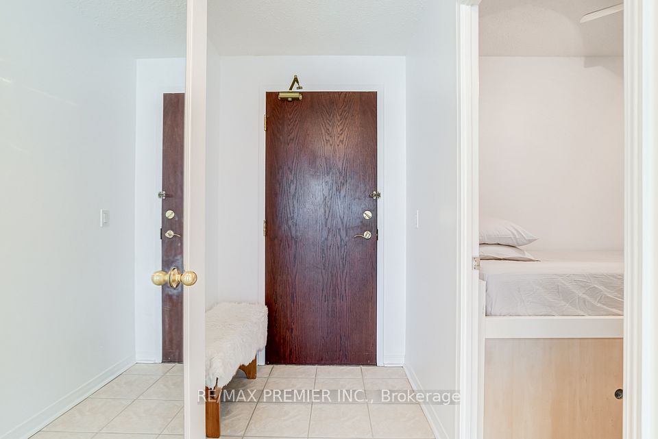 15 Michael Power Place PH06, Toronto, ON M9A 5G4 4