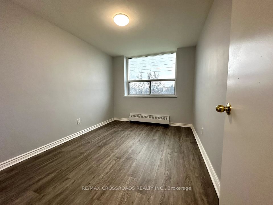363 Lakeshore Road E 302, Mississauga, ON L5G 1H7 4