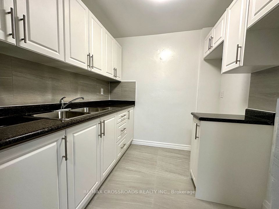 363 Lakeshore Road E 302, Mississauga, ON L5G 1H7 9