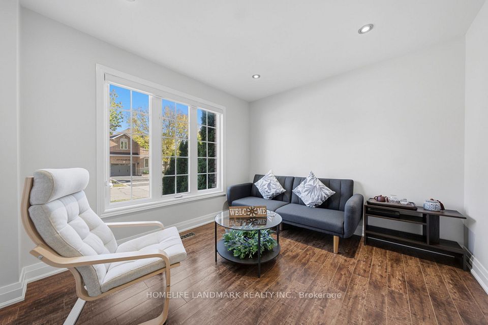 2120 Shorncliffe Boulevard, Oakville, ON L6M 3W7 5