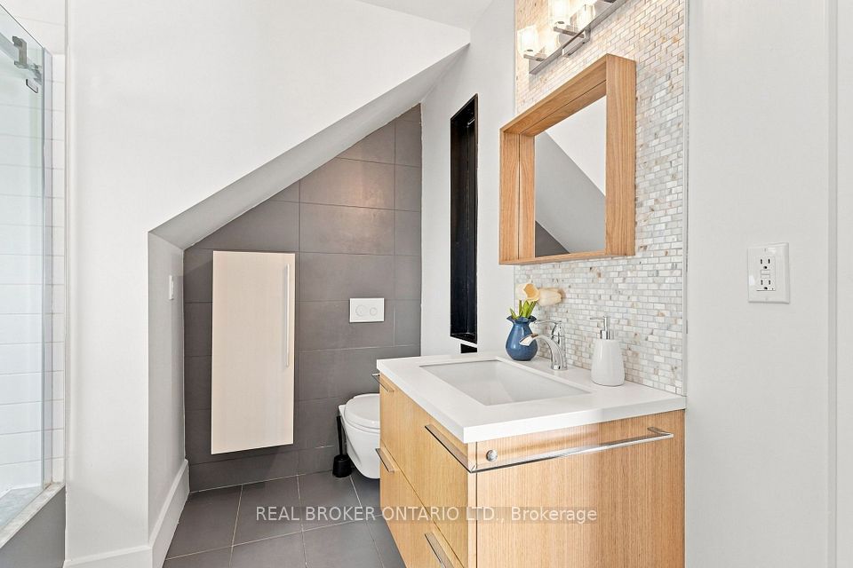 671 Scarlett Road Main, Toronto, ON M9P 2T2 20