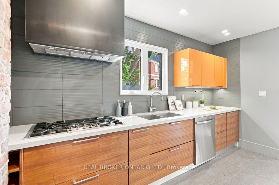 671 Scarlett Road Main, Toronto, ON M9P 2T2 11