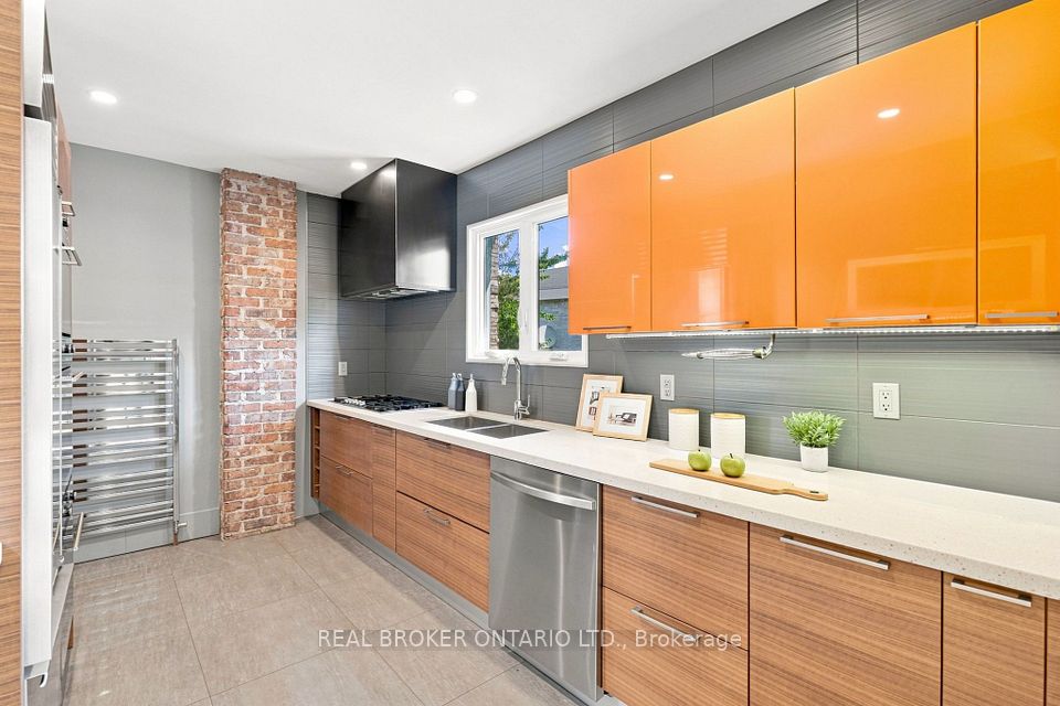 671 Scarlett Road Main, Toronto, ON M9P 2T2 9