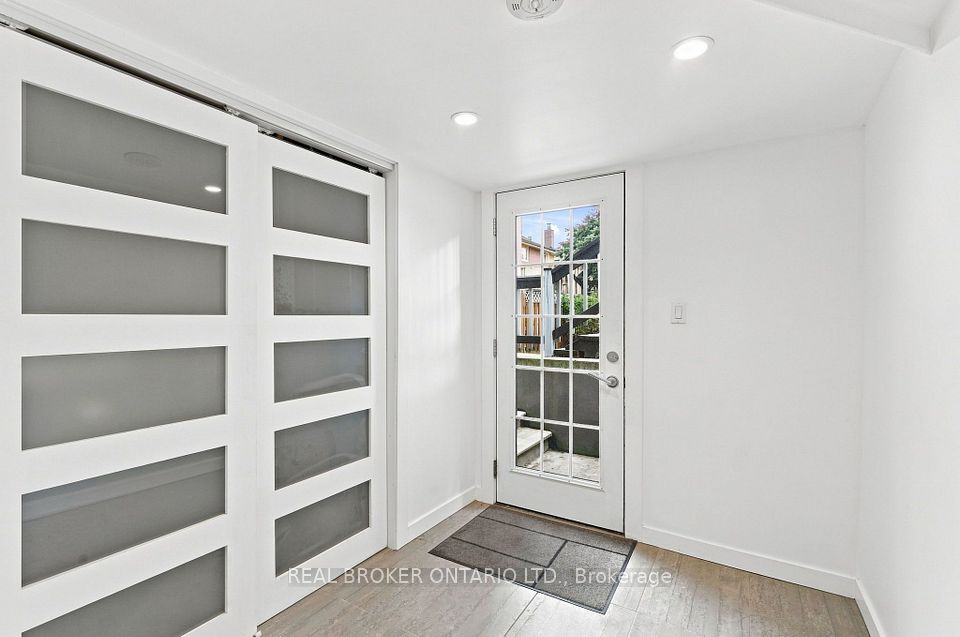 671 Scarlett Road Main, Toronto, ON M9P 2T2 24