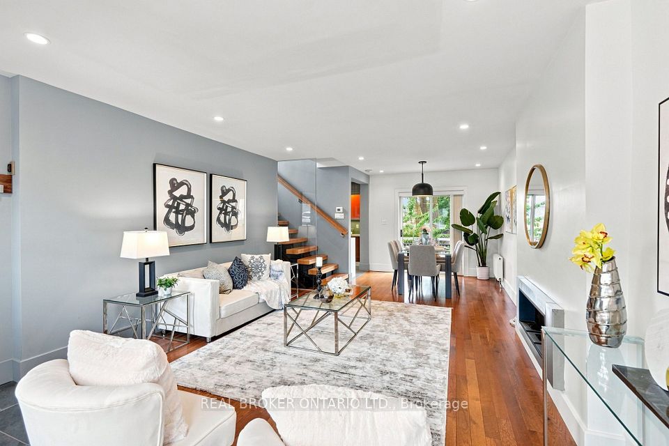 671 Scarlett Road Main, Toronto, ON M9P 2T2 5