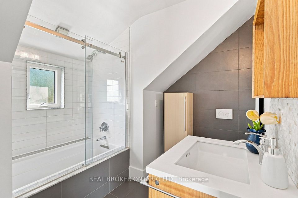 671 Scarlett Road Main, Toronto, ON M9P 2T2 19