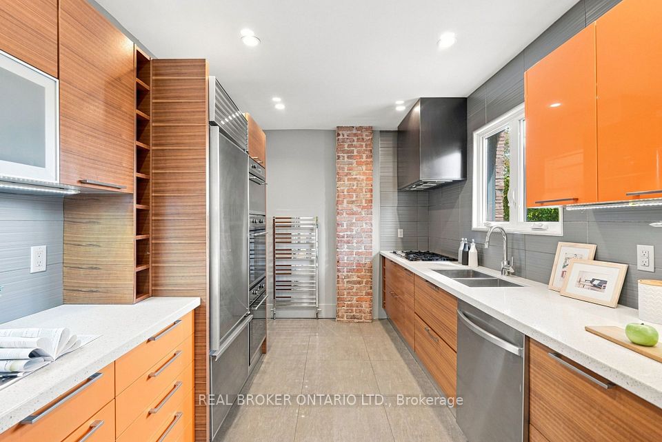 671 Scarlett Road Main, Toronto, ON M9P 2T2 12