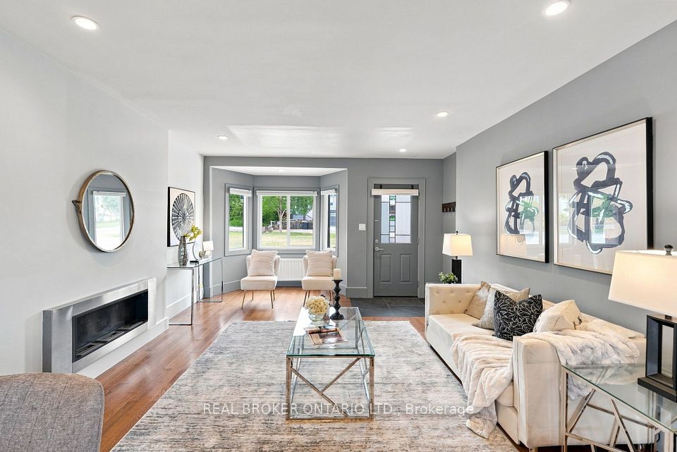 671 Scarlett Road Main, Toronto, ON M9P 2T2 3