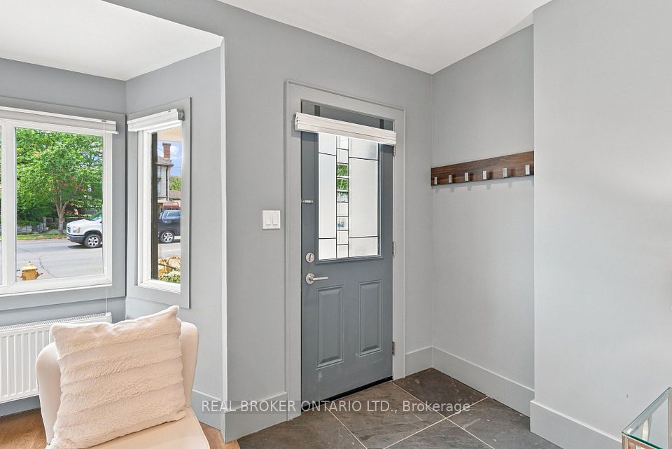 671 Scarlett Road Main, Toronto, ON M9P 2T2 2