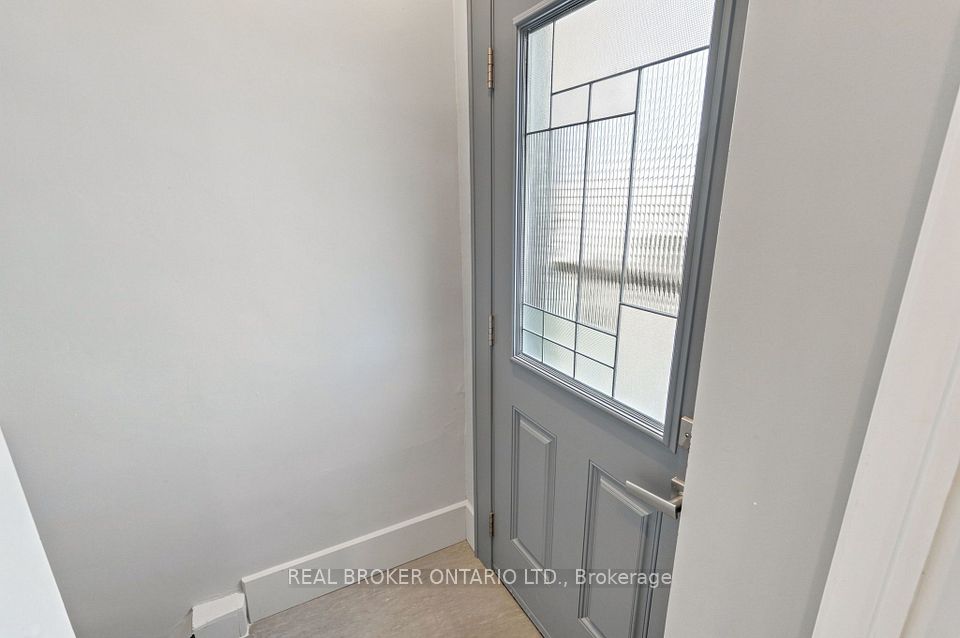 671 Scarlett Road Main, Toronto, ON M9P 2T2 21