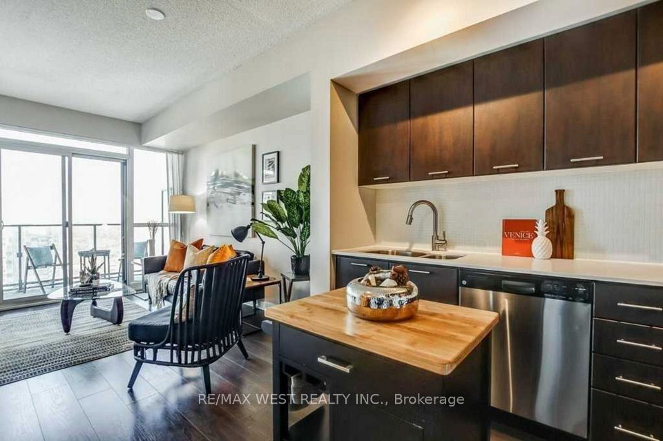 2200 Lake Shore W Boulevard 3905, Toronto, ON M8V 1A4 4