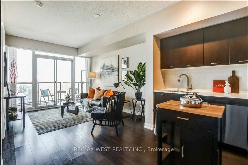 2200 Lake Shore W Boulevard 3905, Toronto, ON M8V 1A4 3