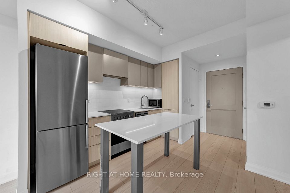 26 Gibbs Road 649, Toronto, ON M9B 0E3 11