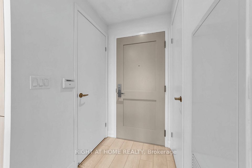 26 Gibbs Road 649, Toronto, ON M9B 0E3 6