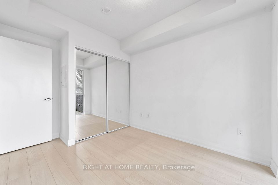 26 Gibbs Road 649, Toronto, ON M9B 0E3 25