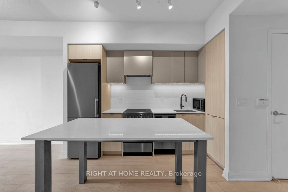 26 Gibbs Road 649, Toronto, ON M9B 0E3 12