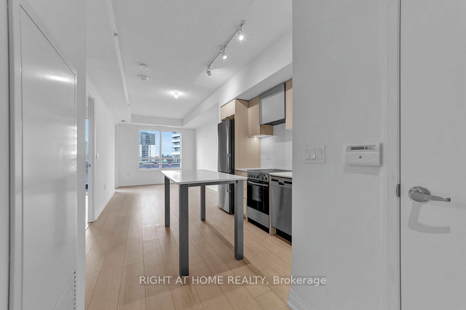 26 Gibbs Road 649, Toronto, ON M9B 0E3 8