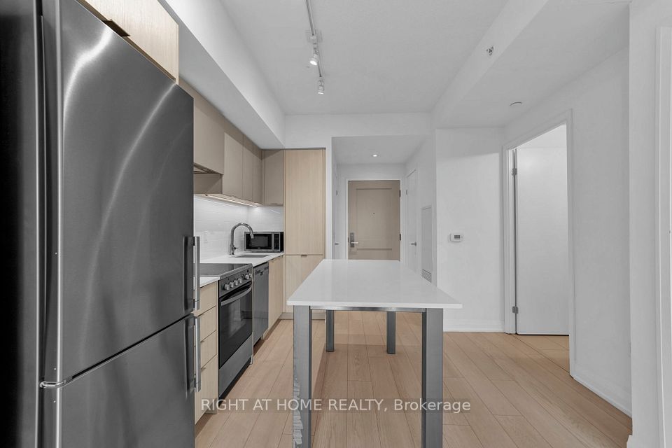 26 Gibbs Road 649, Toronto, ON M9B 0E3 13