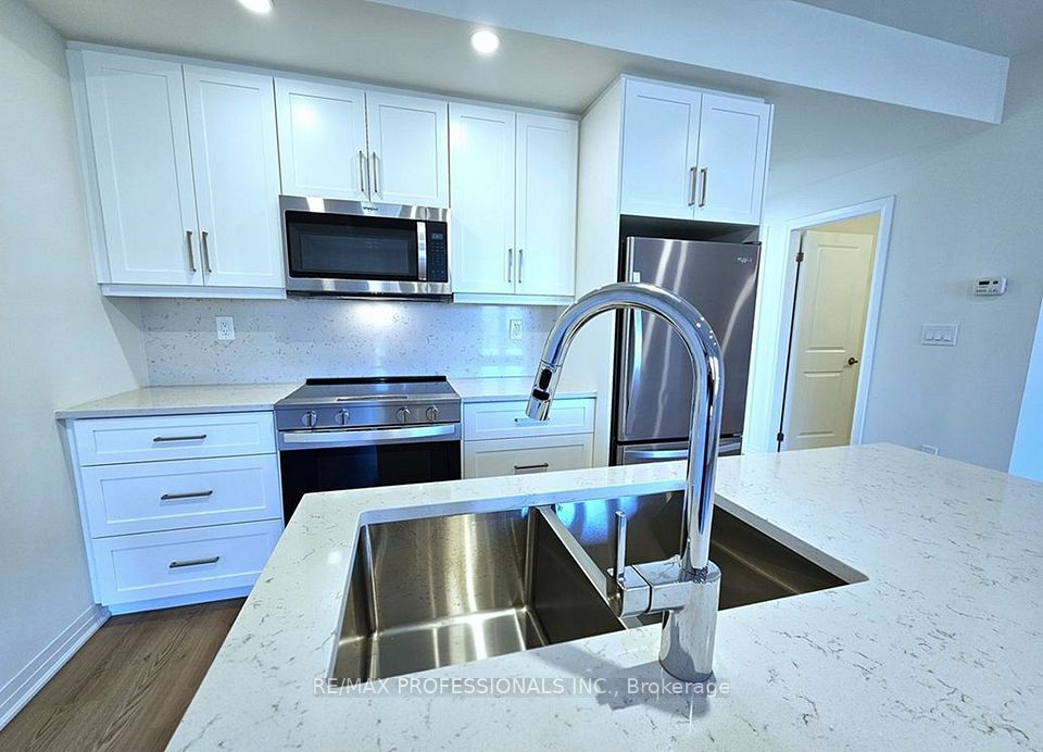 741 Front Royal Street 2, Mississauga, ON L4Y 0G6 9
