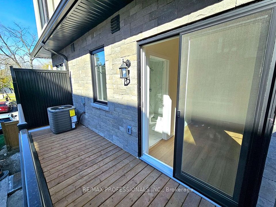 741 Front Royal Street 2, Mississauga, ON L4Y 0G6 18