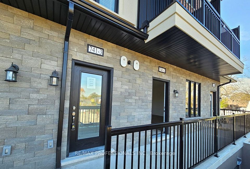 741 Front Royal Street 2, Mississauga, ON L4Y 0G6 3