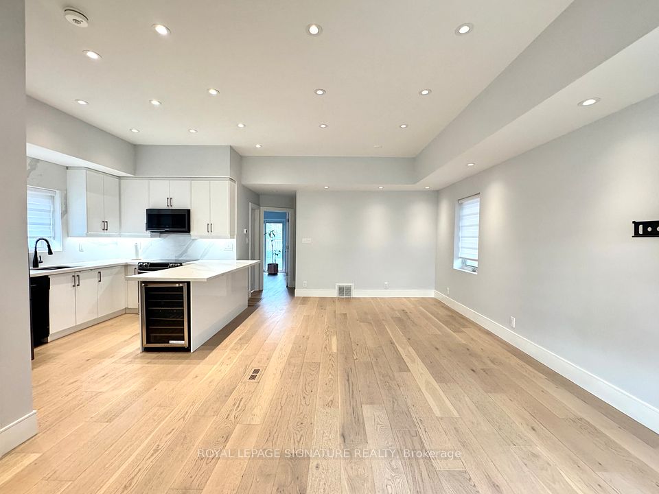 36 Ashmore Avenue, Toronto, ON M8Z 4C4 2