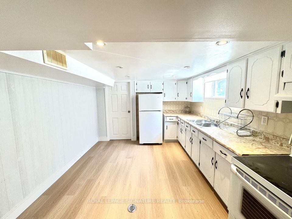36 Ashmore Avenue, Toronto, ON M8Z 4C4 16