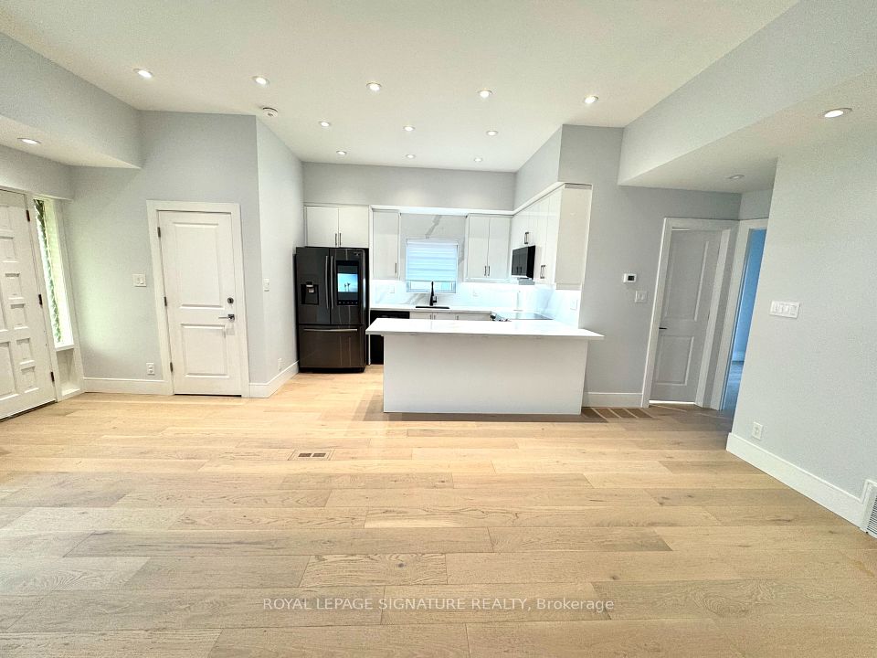 36 Ashmore Avenue, Toronto, ON M8Z 4C4 4