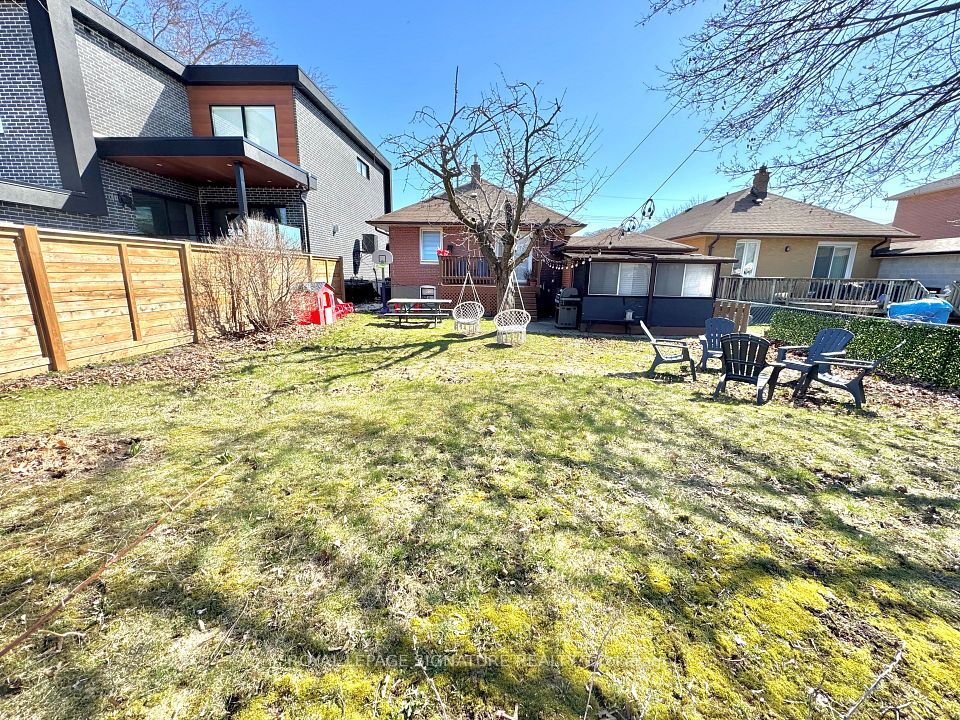 36 Ashmore Avenue, Toronto, ON M8Z 4C4 22