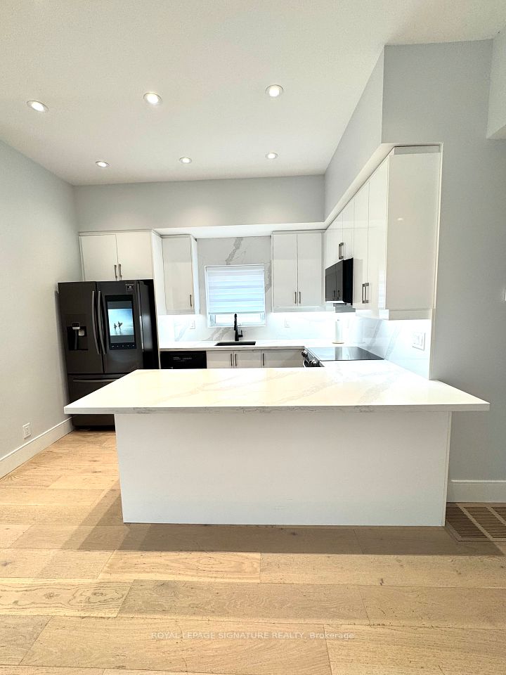 36 Ashmore Avenue, Toronto, ON M8Z 4C4 7