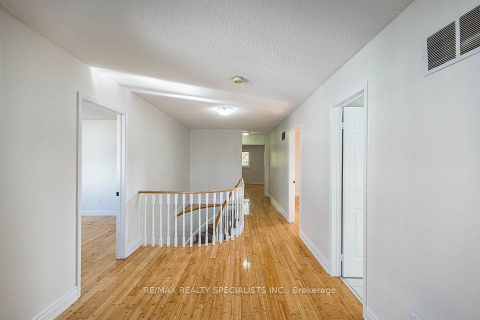 3166 SHADETREE Drive MAIN & 2ND, Mississauga, ON L5N 6P3 25
