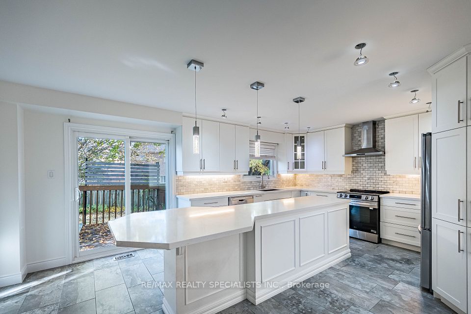 3166 SHADETREE Drive MAIN & 2ND, Mississauga, ON L5N 6P3 14