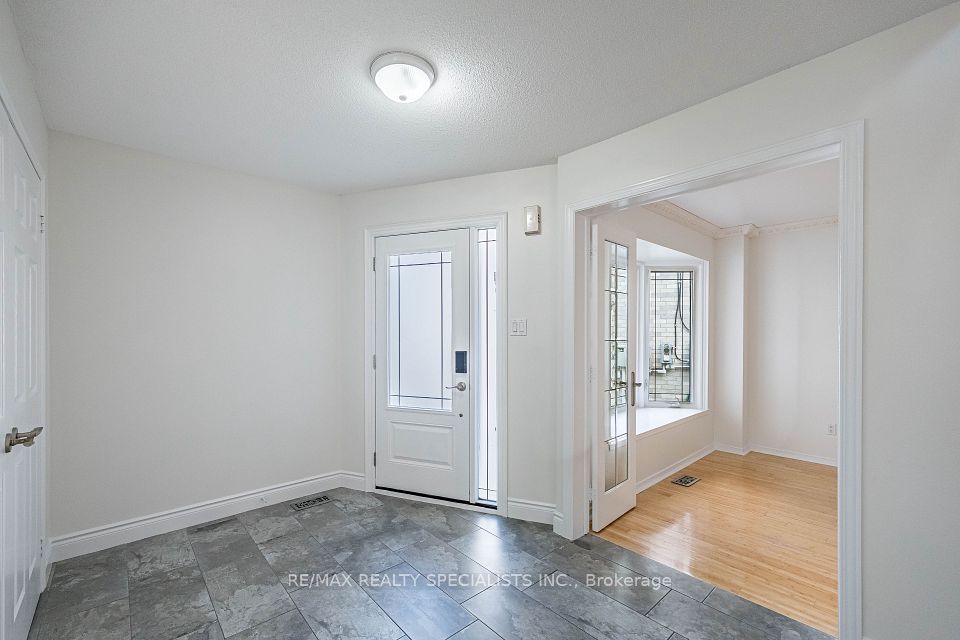 3166 SHADETREE Drive MAIN & 2ND, Mississauga, ON L5N 6P3 5
