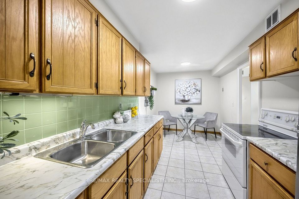61 Richview Road 609, Toronto, ON M9A 4B5 17