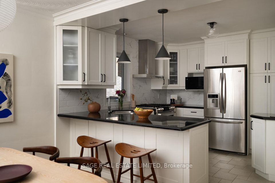 147 Thompson Avenue, Toronto, ON M8Y 2V2 14