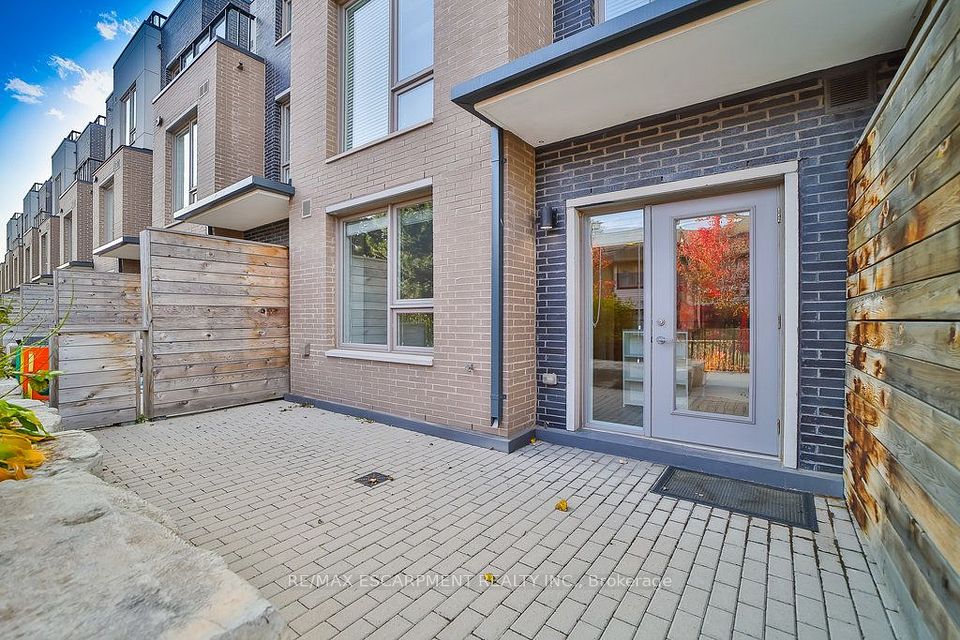 2530 Eglinton Avenue W 102, Mississauga, ON L5M 0Z5 2