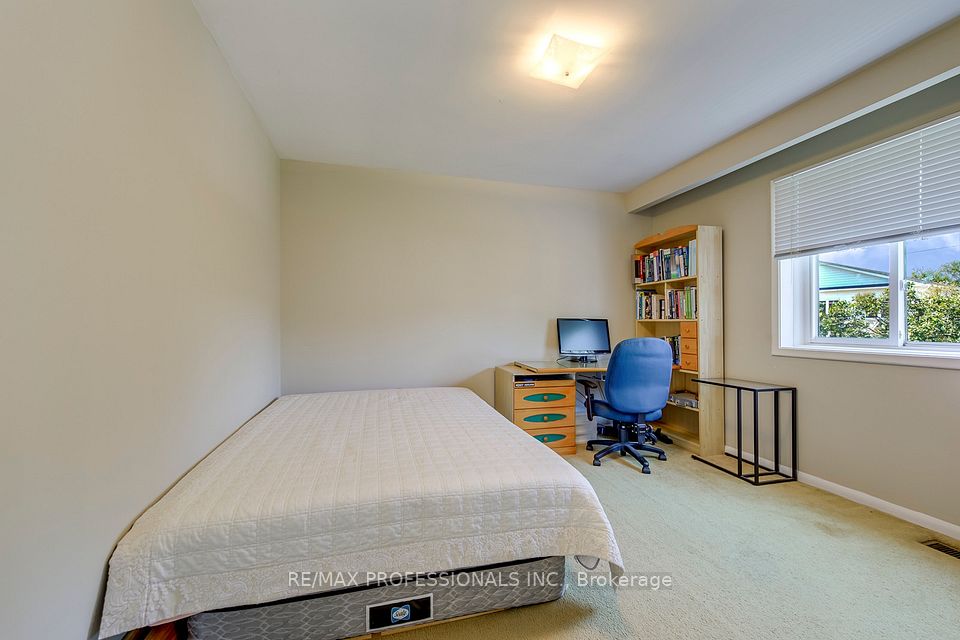 256 Wellesworth Drive, Toronto, ON M9C 4S6 17