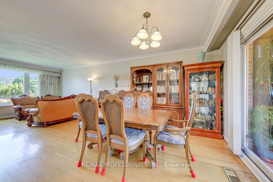256 Wellesworth Drive, Toronto, ON M9C 4S6 7
