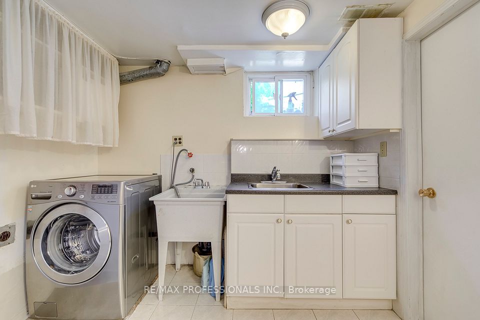 256 Wellesworth Drive, Toronto, ON M9C 4S6 25