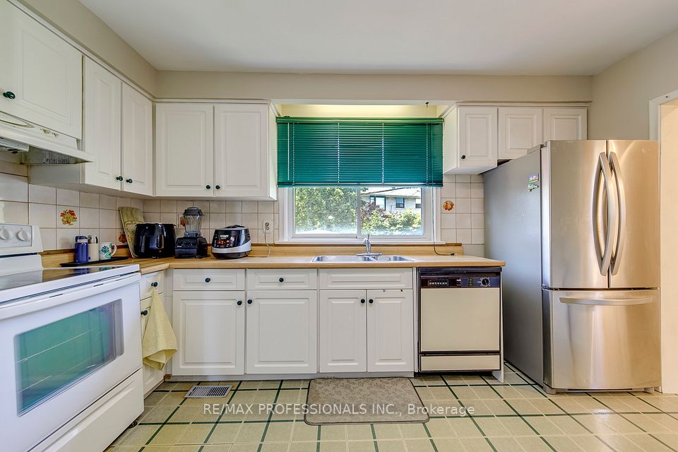 256 Wellesworth Drive, Toronto, ON M9C 4S6 9