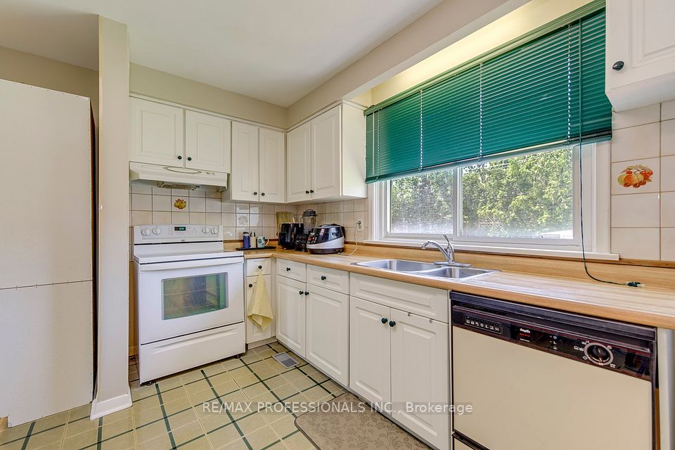 256 Wellesworth Drive, Toronto, ON M9C 4S6 8