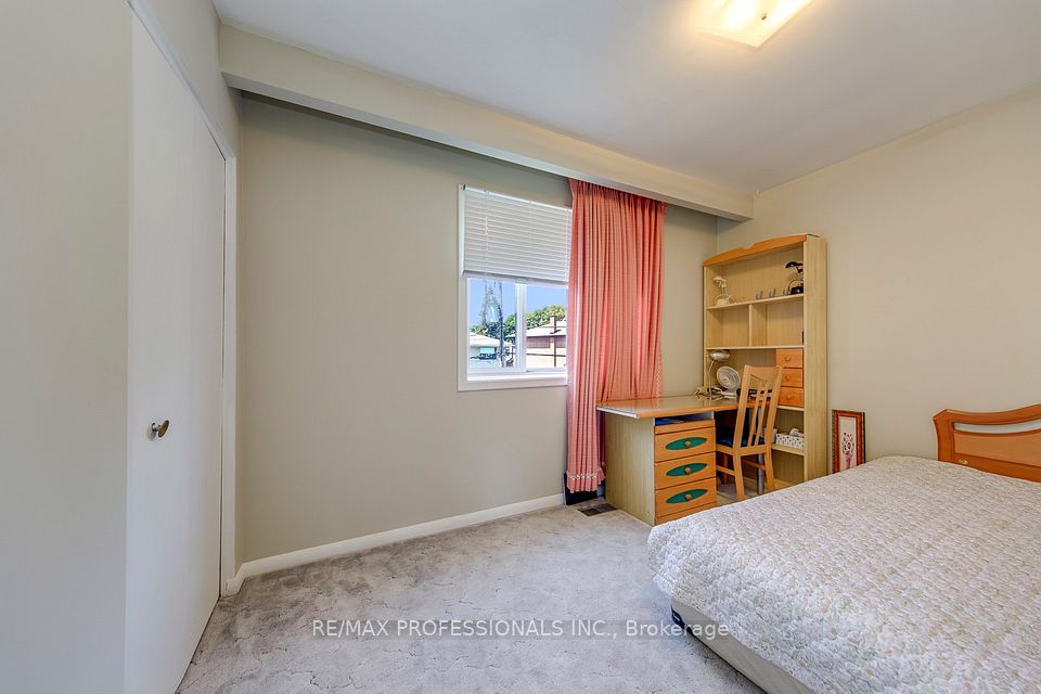 256 Wellesworth Drive, Toronto, ON M9C 4S6 16