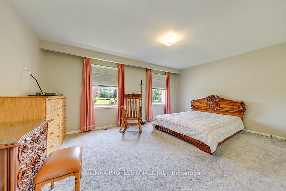 256 Wellesworth Drive, Toronto, ON M9C 4S6 13