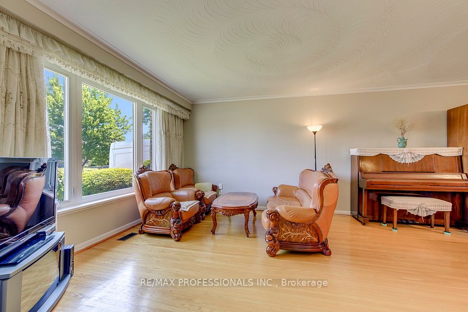 256 Wellesworth Drive, Toronto, ON M9C 4S6 3