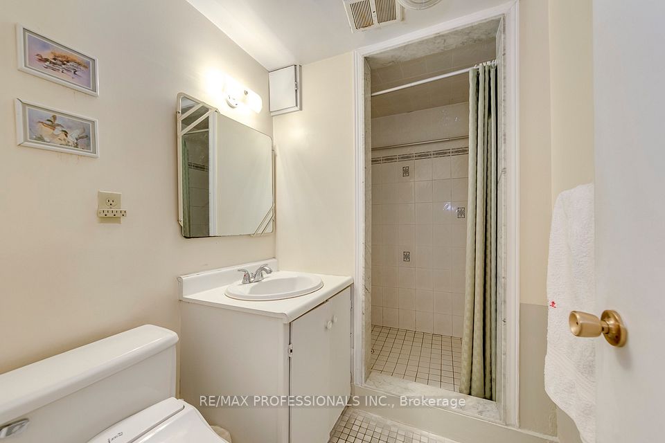 256 Wellesworth Drive, Toronto, ON M9C 4S6 24