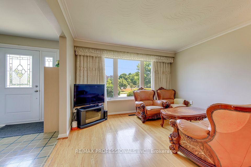 256 Wellesworth Drive, Toronto, ON M9C 4S6 4
