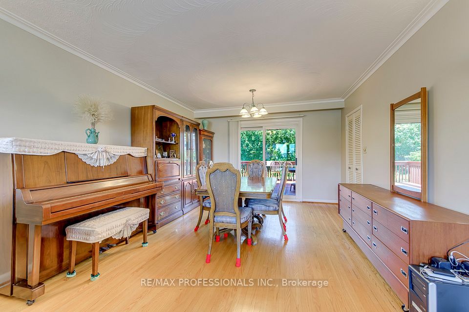 256 Wellesworth Drive, Toronto, ON M9C 4S6 5