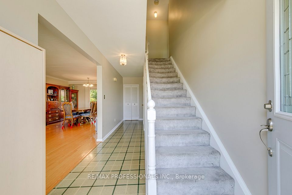 256 Wellesworth Drive, Toronto, ON M9C 4S6 12