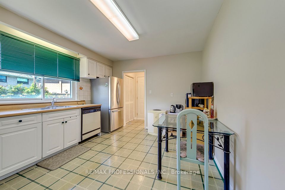 256 Wellesworth Drive, Toronto, ON M9C 4S6 10